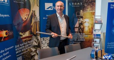 Mr Aiwanger holds bar steel from LSV