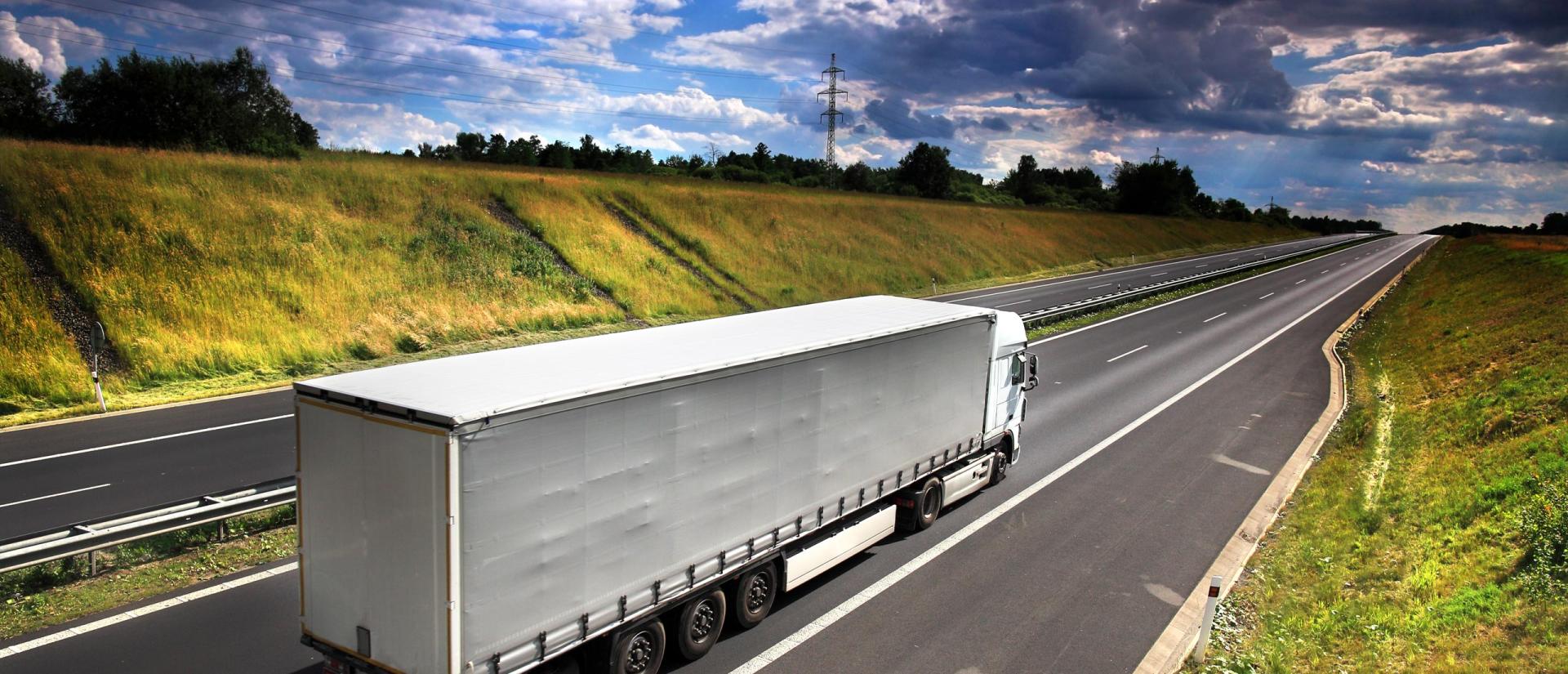 Das Bild zeigt einen LKW, für den überdrehten Stahl, der für die Nutzfahrzeugindustrie hergestellt wird